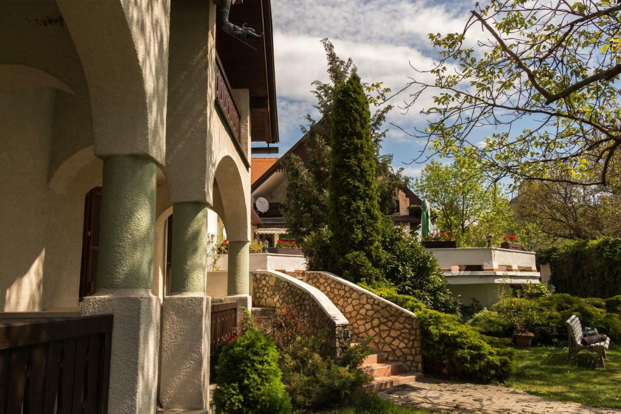 Hasik Hotel Magyarpolany Exterior photo